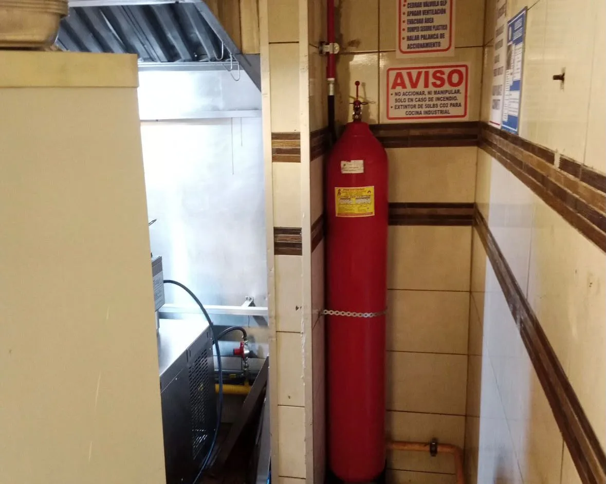 Cilindro CO₂ instalado en cuarto de cocina